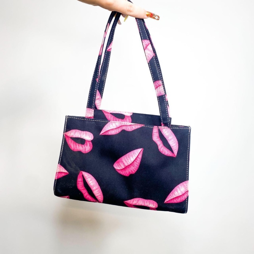 Kiss lips purse